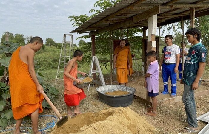 น้ำใจคนชัยนาท แม่ลูกเร่ร่อน ขอสังกะสีวัดทำบ้าน หลวงพ่อมาดูที่ ไม่มีอะไรเลย ก่อนสร้างให้ทั้งหลัง