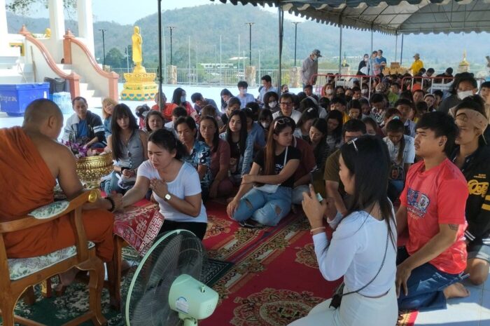 สายมูนับร้อย แห่เจิมมือ นะจินดามณีใหญ่ แน่นวัดดัง หวังโชคลาภ เงินทองมั่งคั่ง