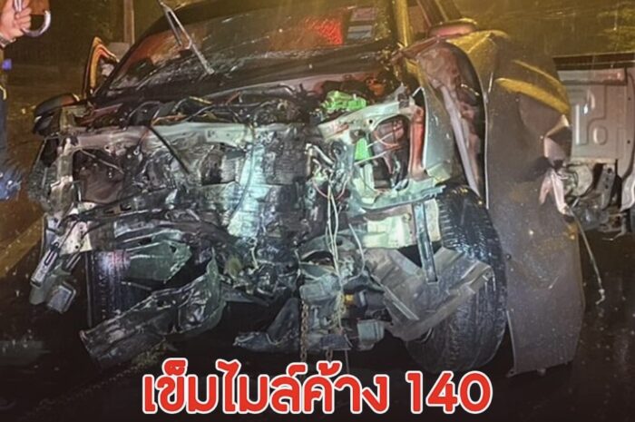 หนุ่มขับรถปิกอัพ ฝ่าฝนชนเสาไฟ ร่างปลิวออกนอกรถ เข็มไมล์ค้างที่ 140